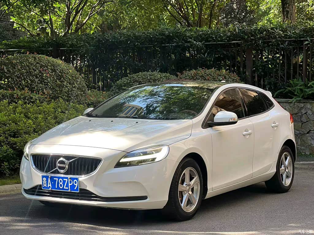 2017 Volvo V40 T3 Momentum, фото 1, лот 10886772