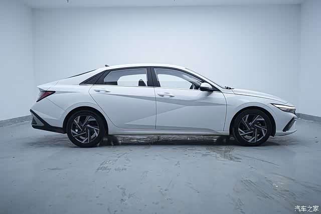2023 Hyundai Elantra Model 1.5L CVT LUX Premium Edition, фото 3, лот 11227693