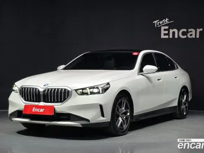 2025 BMW 5-Series 520i, фото 1, лот 10057836