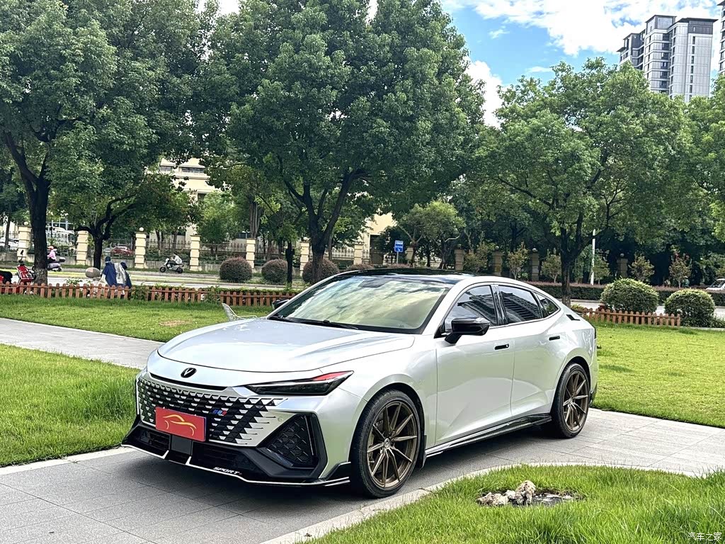 2022 Changan UNI-V 1.5T Premium Model, фото 1, лот 11226430
