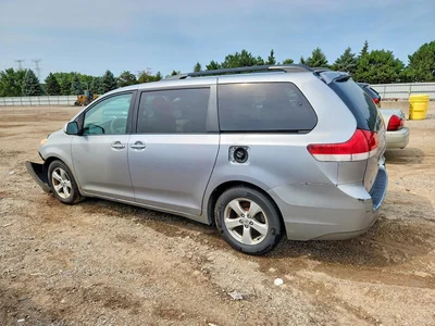 2013 TOYOTA SIENNA LE, фото 2, лот 10581075