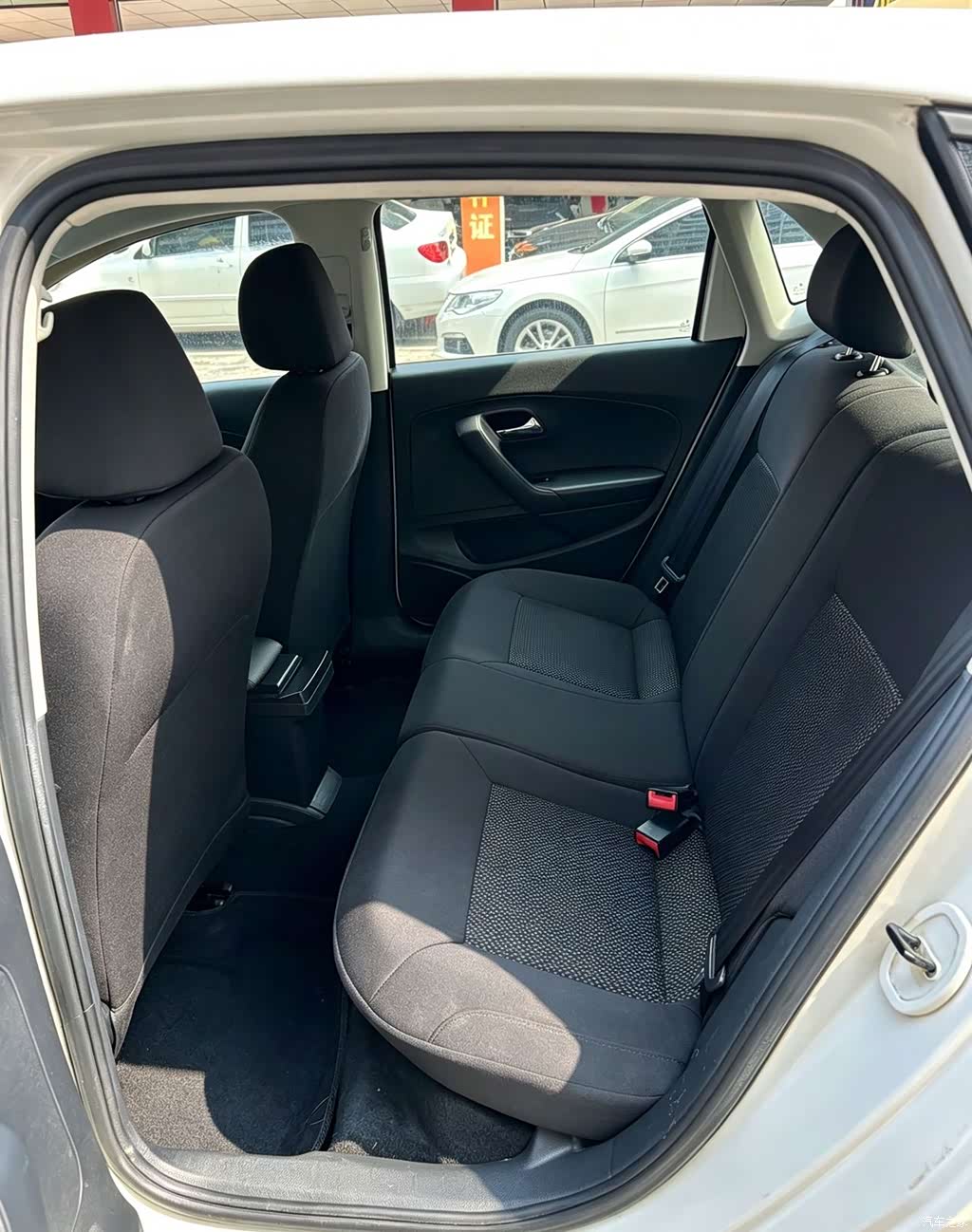 2013 Volkswagen Polo 1.6L Automatic Comfort Edition, фото 4, лот 11216355