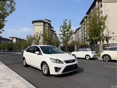 2012 Ford Focus Hatchback Classic 1.8L Manual Base, фото 2, лот 10300272