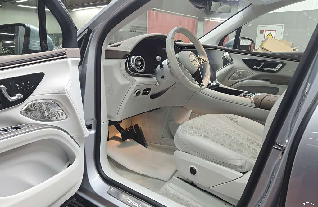 2025 Mercedes-Benz EQS SUV Model 500 4MATIC, фото 4, лот 10962761