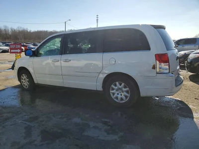 2009 CHRYSLER TOWN & COUNTRY LX, фото 2, лот 10869033