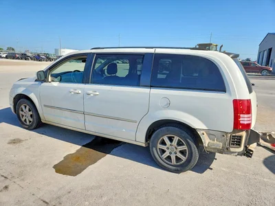 2010 CHRYSLER TOWN & COUNTRY TOURING, фото 2, лот 10865694