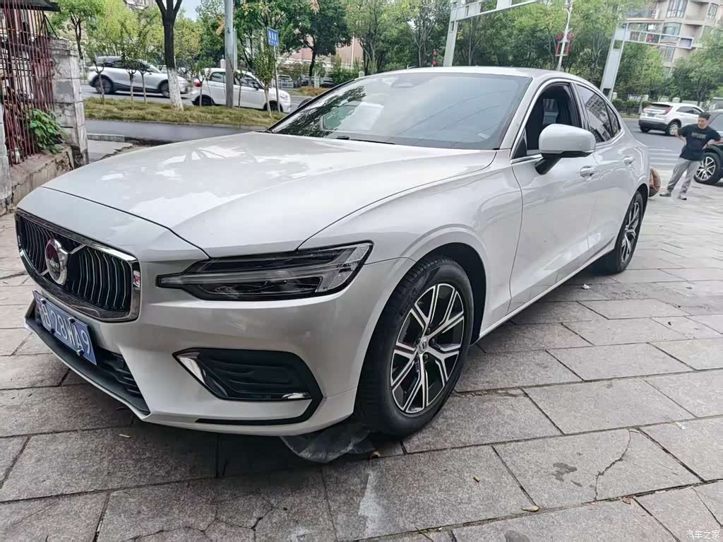 2023 Volvo S60 B4 Smart Comfort Luxury Edition, фото 1, лот 11215516