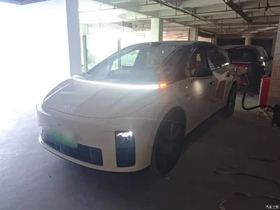 2025 Li Auto i6 4WD Base Model, фото 1, лот 11023696
