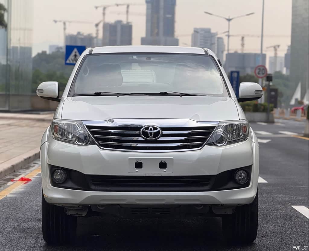 2015 Toyota Fortuner Model 2.7L Standard Edition, фото 2, лот 10956974
