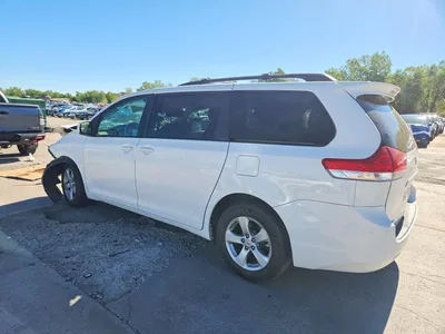 2011 TOYOTA SIENNA LE, фото 2, лот 10512275
