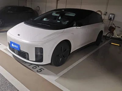 2025 Li Auto Li i8 Standard Edition, фото 1, лот 10832566