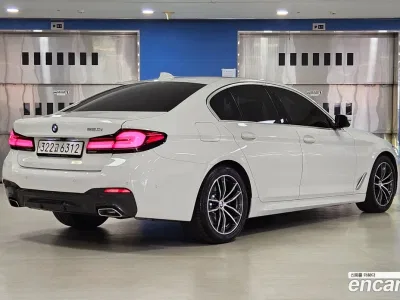 2022 BMW 5-Series 520i M Sport, фото 2, лот 10131430
