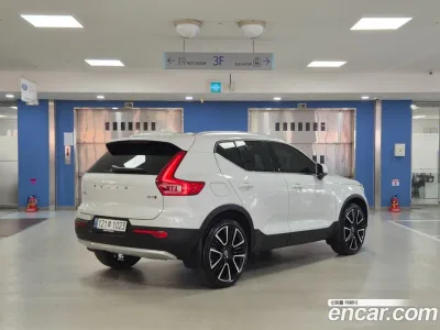 2025 Volvo XC40 B4 Ultra Bright, фото 2, лот 11745215