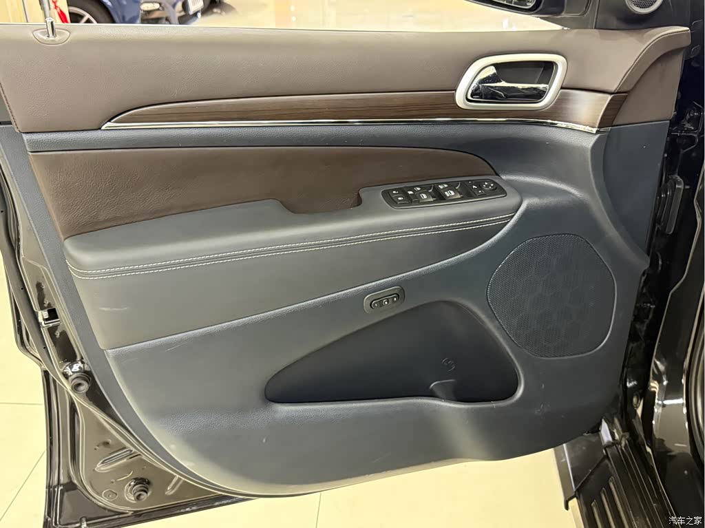 2015 Jeep Grand Cherokee (Import) 3.6L Luxury Navigation Edition, фото 4, лот 11134622
