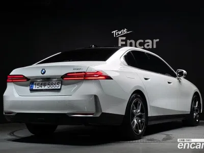 2024 BMW 5-Series 520i, фото 2, лот 10110799