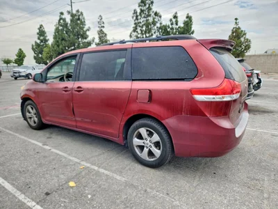 2011 TOYOTA SIENNA LE, фото 2, лот 10549690