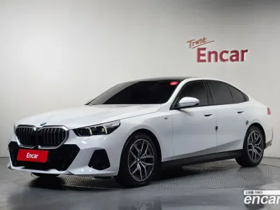 2025 BMW 5-Series 520i M Sport, фото 1, лот 10208315