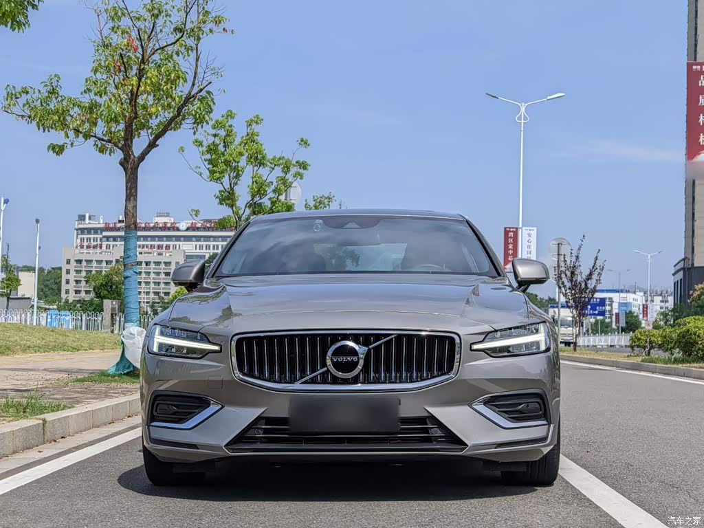 2020 Volvo S60 T4 Momentum Luxury Edition, фото 3, лот 11216615