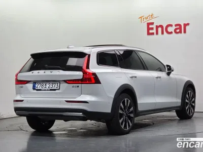 2025 Volvo V60 B5 Ultra AWD, фото 1, лот 10218025