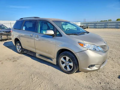 2015 TOYOTA SIENNA LE, фото 4, лот 10536279