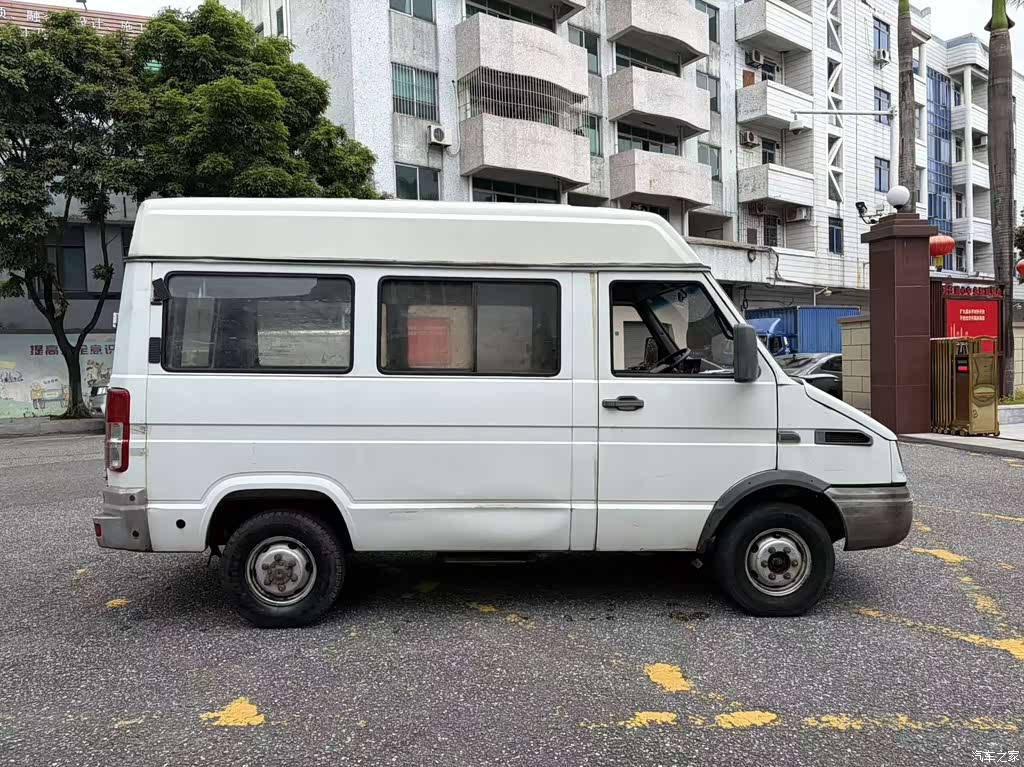 2012 Iveco Daily 2.5T-A35 Logistics Edition 1 Medium Roof, фото 4, лот 11151997