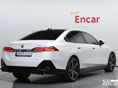 2025 BMW 5-Series 530e M Sport, фото 2, лот 10131487