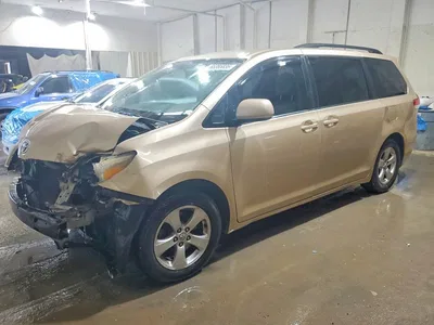 2013 TOYOTA SIENNA LE, фото 1, лот 10532121
