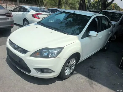 2013 Ford Focus Hatchback Classic 1.8L Manual Base, фото 2, лот 10298832