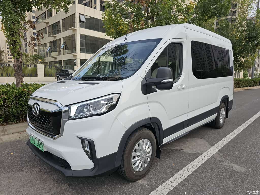 2022 SAIC Maxus New Tour EV90 BUS Standard Long Wheelbase High Roof 9-seater 88.55kWh, фото 1, лот 11218909