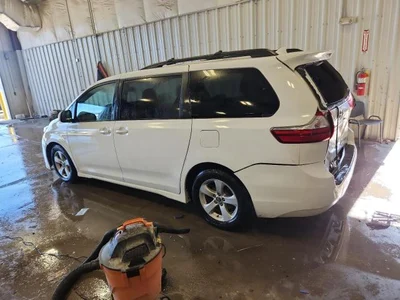2018 TOYOTA SIENNA LE, фото 2, лот 10493361