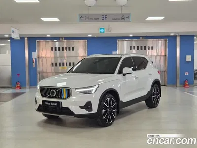2025 Volvo XC40 B4 Ultra Bright, фото 1, лот 11745215