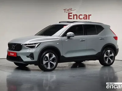 2025 Volvo XC40 B4 Ultra Bright, фото 1, лот 10114424