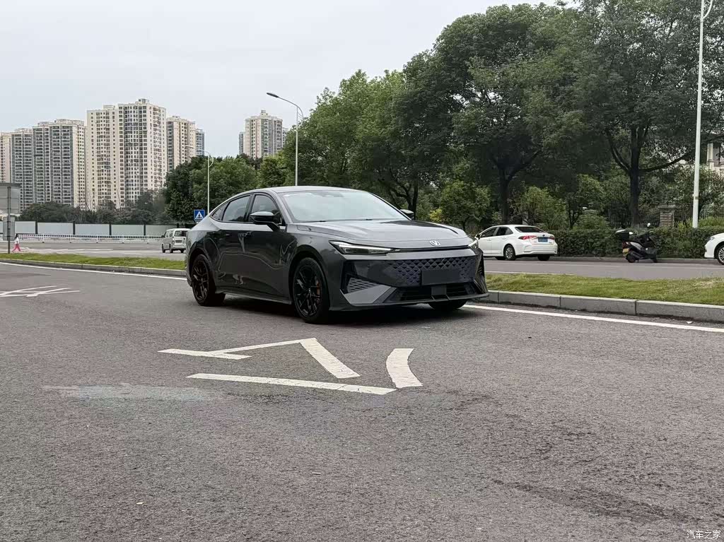 2024 Changan UNI-V 1.5T Deluxe, фото 2, лот 11227764