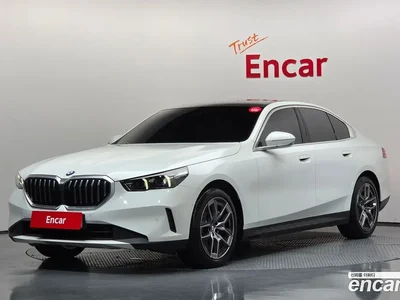2025 BMW 5-Series 520i, фото 1, лот 10221193
