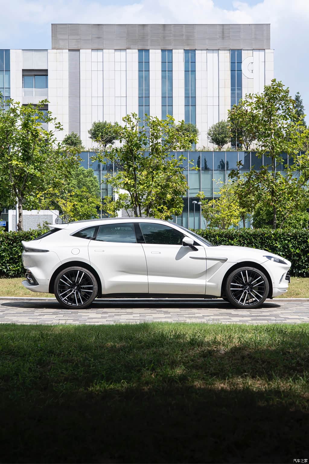 2023 Aston Martin Dbx, фото 4, лот 10405068