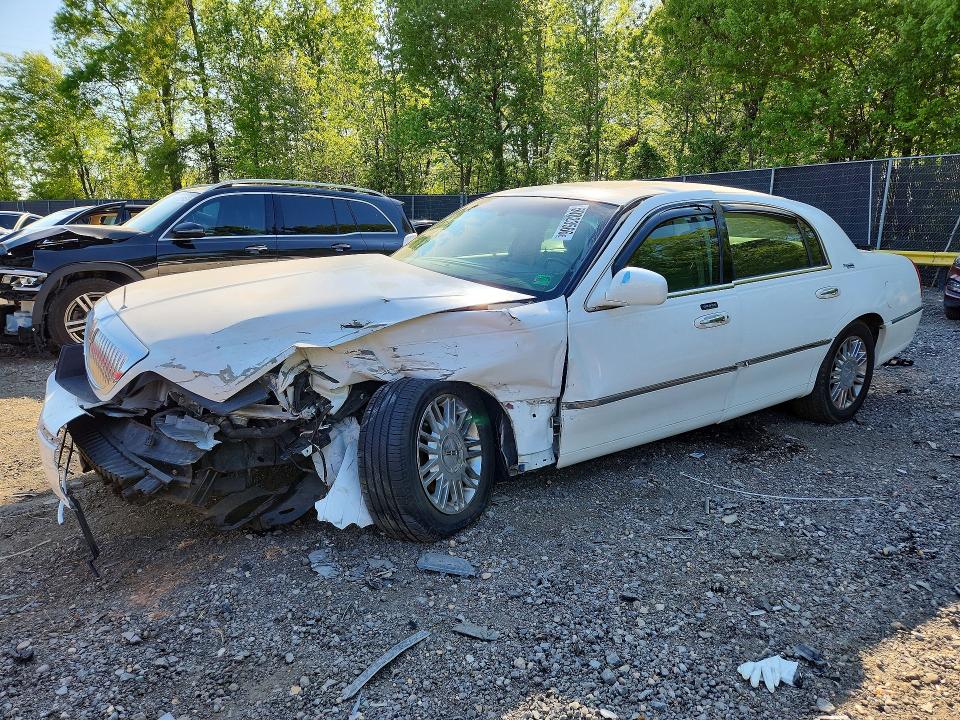 2006 LINCOLN TOWN CAR SIGNATURE LIMITED, фото 1, лот 10876821