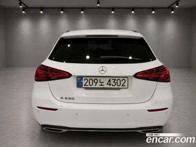 2025 Mercedes-Benz A-Class A220 Hatchback, фото 4, лот 10218707