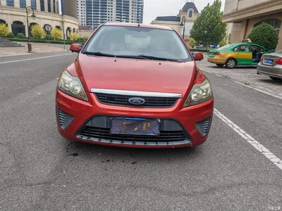 2013 Ford Focus Hatchback Classic 1.8L Manual Base, фото 2, лот 10270965