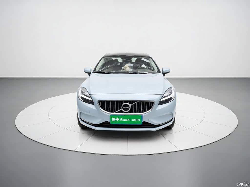 2018 Volvo V40 T3 R-Design Edition, фото 2, лот 11217639