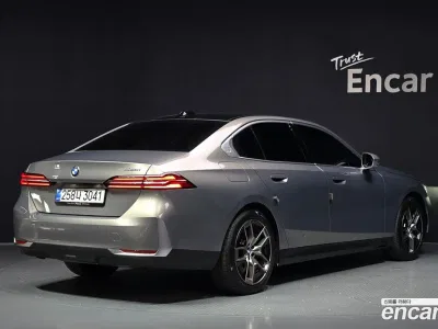 2025 BMW 5-Series 520i, фото 2, лот 10178291